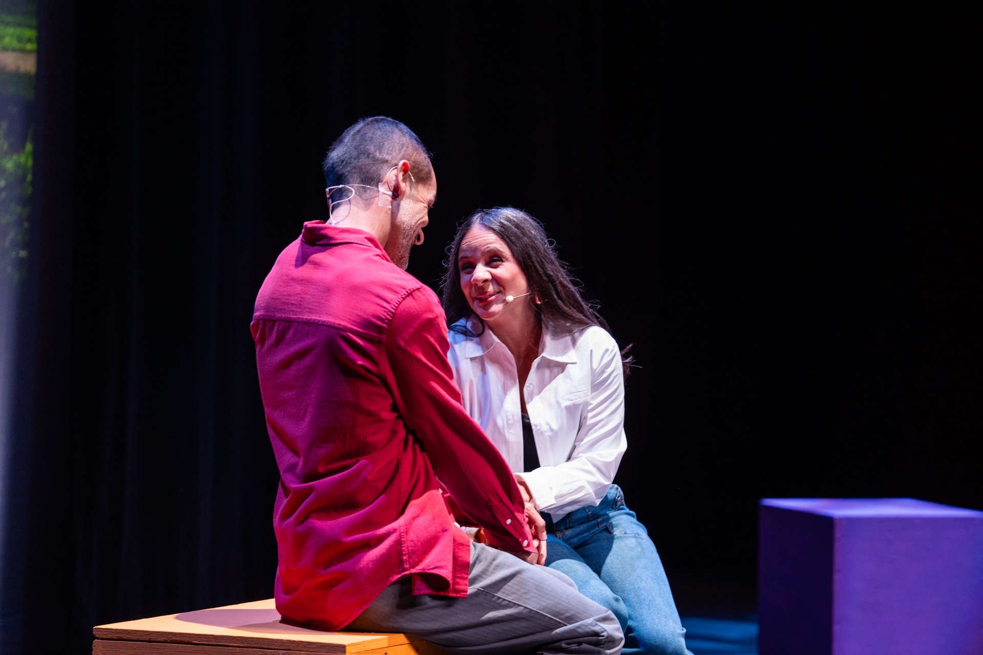 Rei y Jessy comparten una escena de pareja sobre el escenario